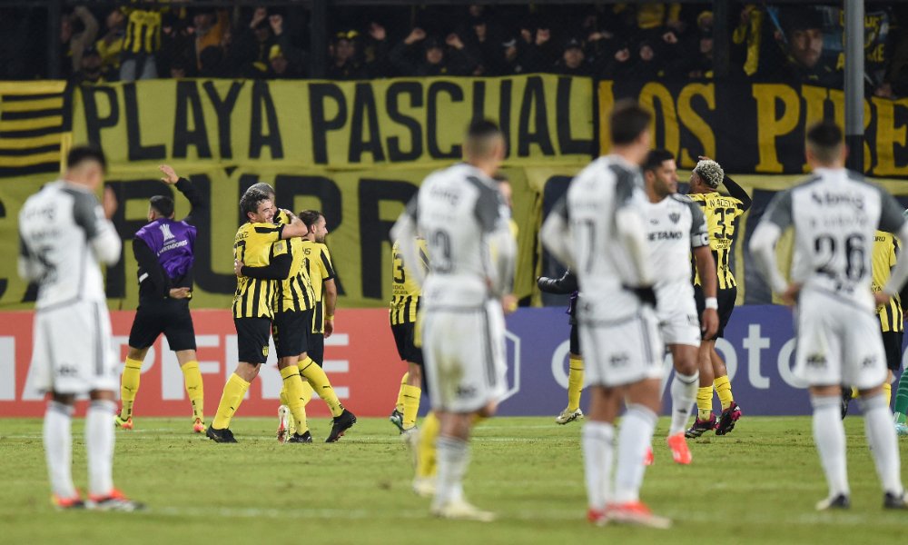 Jogadores do Atlético lamentam gol do Peñarol (foto: DANTE FERNANDEZ / AFP)