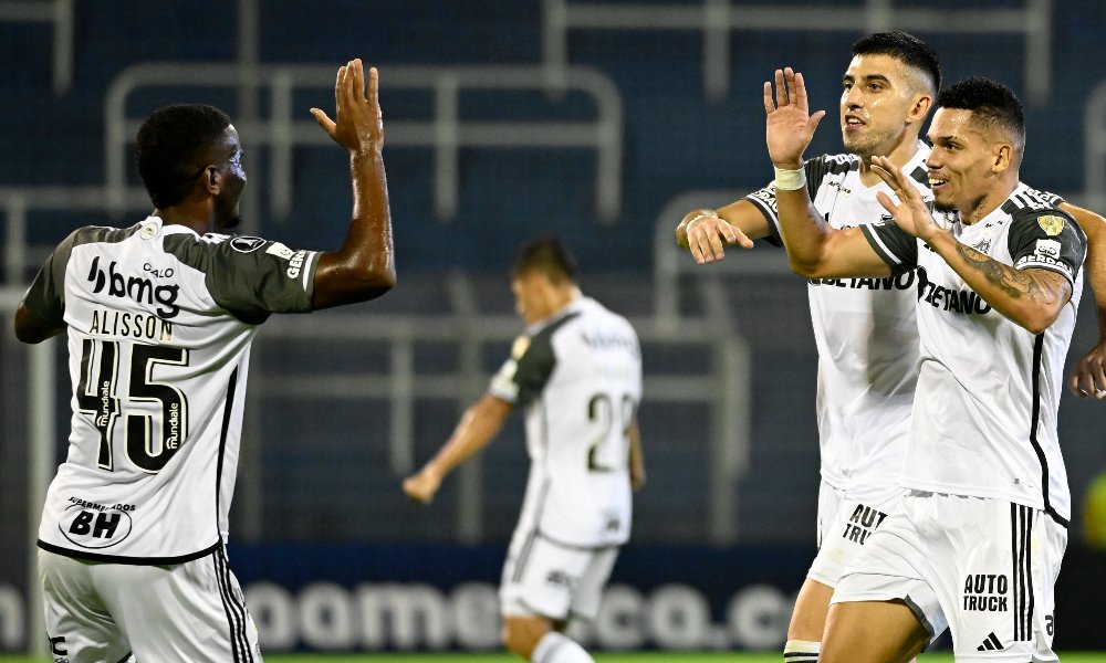 Atlético venceu o Rosario Central com gol de Paulinho (foto: MARCELO MANERA / AFP)