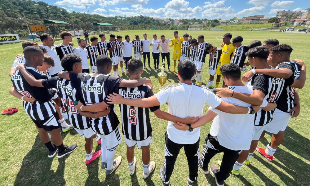 Jogadores do time sub-17 do Atlético (foto: Divulgação/Atlético)