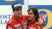 Campeão da Fórmula 1 em 1988, Ayrton Senna abraça o parceiro de McLaren e principal rival Alain Prost (foto: AFP)