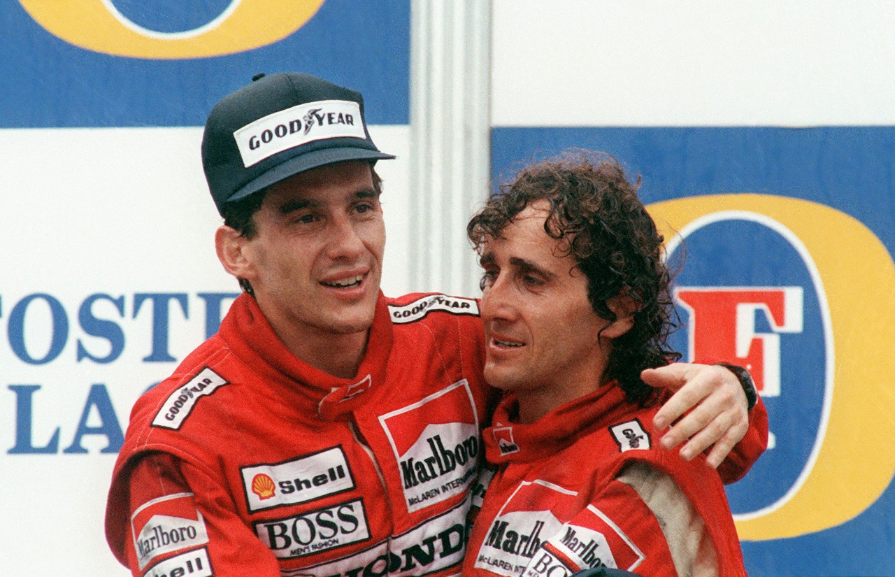 Campeão da Fórmula 1 em 1988, Ayrton Senna abraça o parceiro de McLaren e principal rival Alain Prost - (foto: AFP)