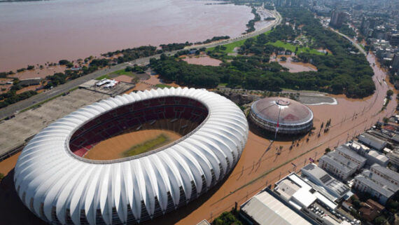 Beira-Rio, estádio do Internacional, sofreu alagamento devido às fortes chuvas no Rio Grande do Sul (foto: RENAN MATTOS/AFP)