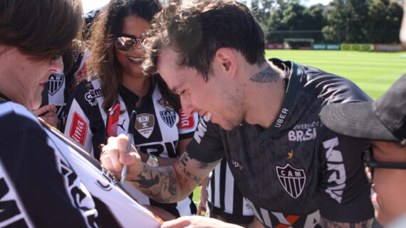 Em julho de 2018, enquanto se recuperava de lesão, Bernard esteve na Cidade do Galo para treinamentos e recebeu o carinho de fãs (foto: Edésio Ferreira/EM/D.A Press)