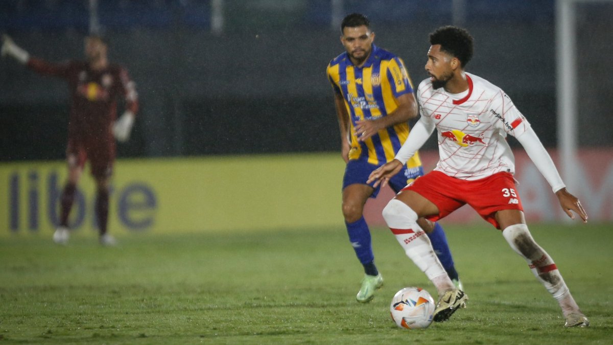 Lance do jogo entre Sportivo Luqueño e Bragantino (foto: Ari Ferreira | Red Bull Bragantino)