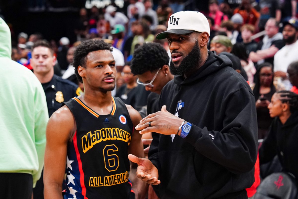 Bronny e LeBron James (foto: Alex Bierens de Haan / GETTY IMAGES NORTH AMERICA / AFP)