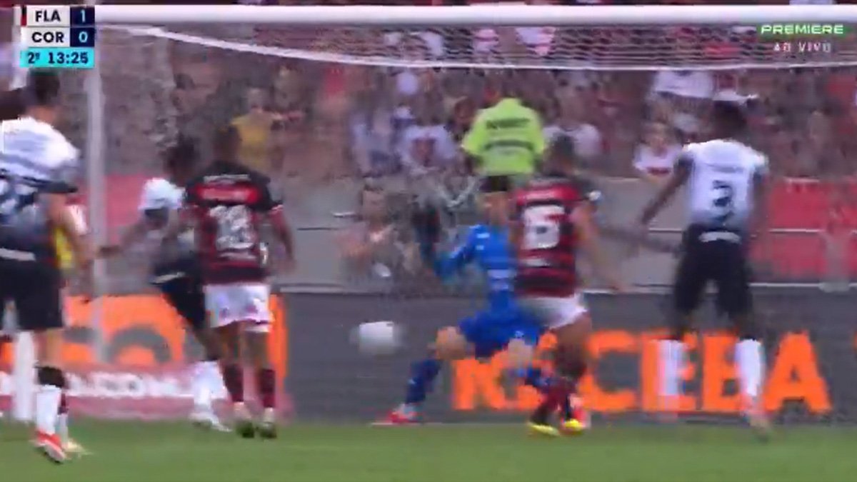 Rossi defendeu chute à queima-roupa de Cacá (foto: Reprodução/Premiere)