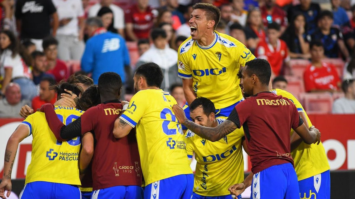 Time do Cádiz comemora gol marcado nos acréscimos da partida contra o Sevilla (foto: Divulgação/Cádiz CF)