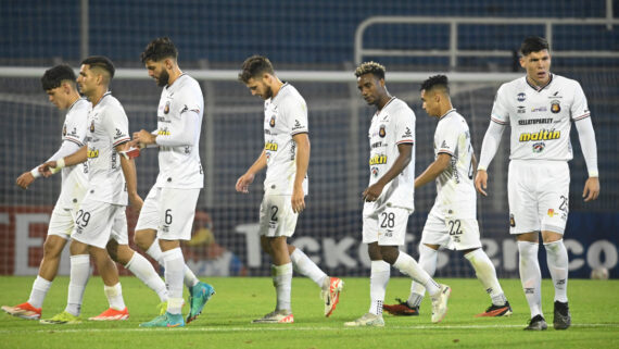 Caracas foi derrotado por 4 a 1 pelo Rosario Central no jogo passado (foto: Marcelo Manera / AFP)