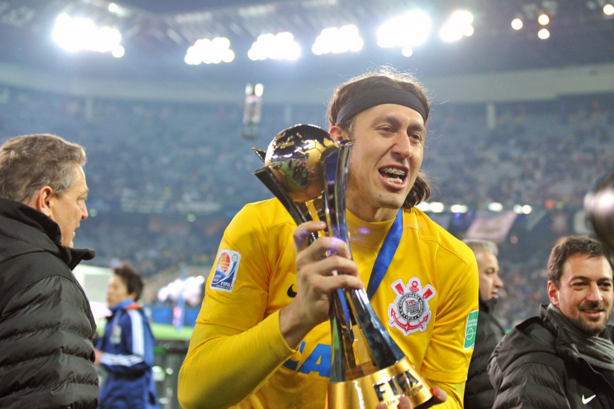 Cássio, goleiro do Corinthians, segurando a taça do Mundial de Clubes em 2012 (foto: AFP PHOTO / KAZUHIRO NOGI)