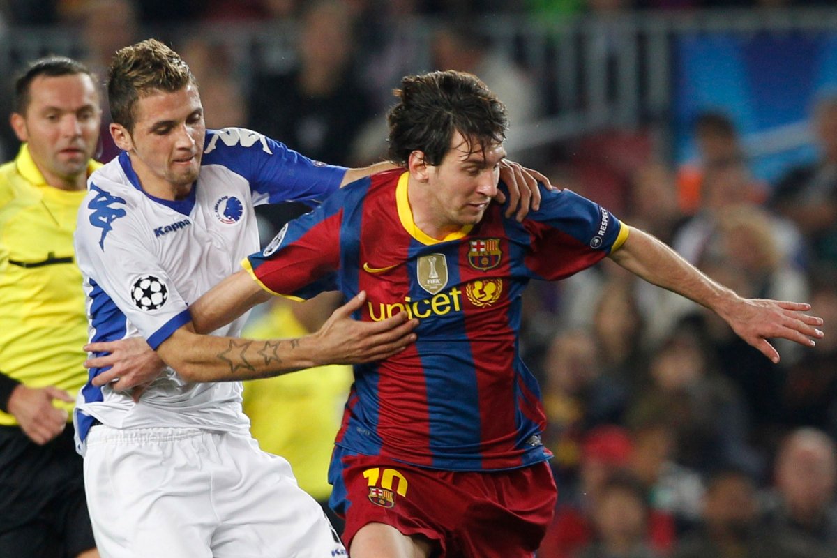 Claudemir marcando Messi em jogo da Champions League (foto: REUTERS/Albert Gea)