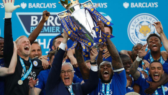 Claudio Ranieri foi campeão da Premier League pelo Leicester City (foto: AFP/ADRIAN DENNIS)