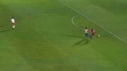 Momento em que o goleiro Cleiton fura a bola e sofre o gol (foto: Reprodução / ESPN)