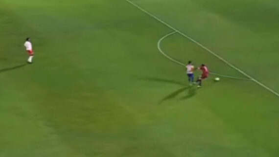 Momento em que o goleiro Cleiton fura a bola e sofre o gol (foto: Reprodução / ESPN)