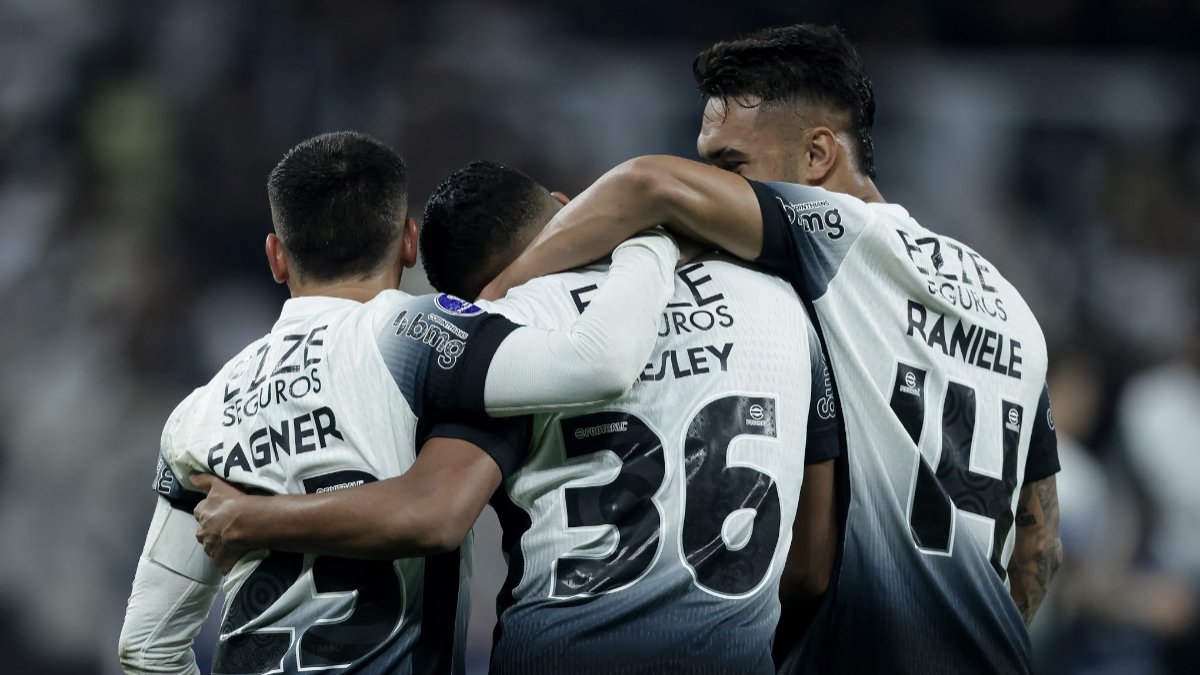 Jogadores do Corinthians de costas (foto: Rodrigo Coca / Ag Corinthians)