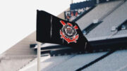 Escudo do Corinthians em bandeirinha de escanteio na Neo Quimica Arena (foto: Carlos Fernando / Neo Química Arena )