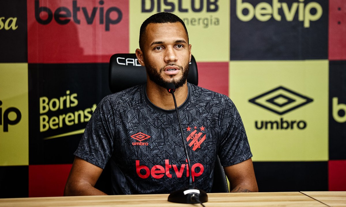 Gustavo Coutinho em entrevista coletiva no Sport (foto: Paulo Paiva/Sport Recife)