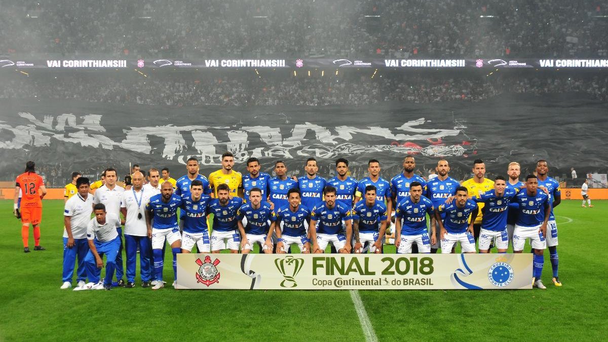 Elenco do Cruzeiro campeão da Copa do Brasil 2018; Bruno Silva é o primeiro entre os agachados, da esquerda para a direita (foto: Gladyston Rodrigues/EM/D.A Press)