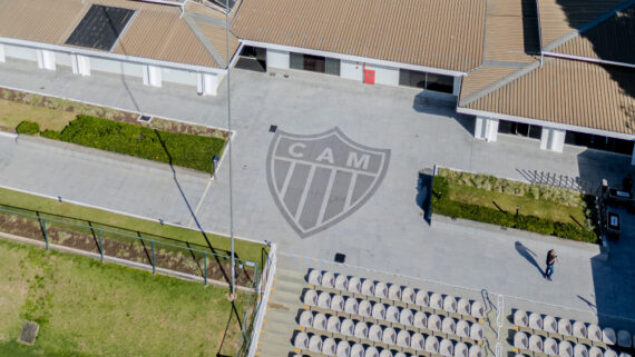 Escudo do Atlético na Cidade do Galo, centro de treinamento do clube em Vespasiano (foto: Pedro Souza/Atlético)