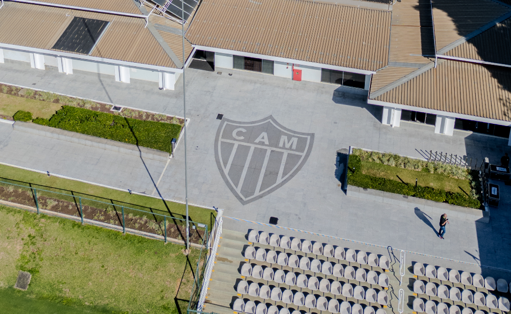 Escudo do Atlético na cidade de Rooster, Club Training Center em Vespasiano - (Foto: Pedro Souza/Atlético)