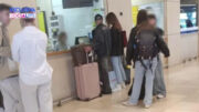 Daniel Alves e Joana Sanz em aeroporto de Barcelona (foto: Reprodução/Socialité)