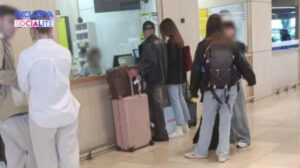 Daniel Alves e a esposa em aeroporto - Crédito: 