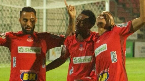 Jogadores do Democrata-SL comemoram gol (foto: Divulgação/Democrata-SL)