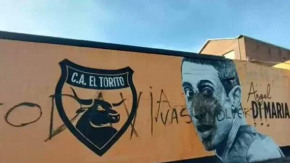 Mural em homenagem a Di María foi vandalizado por torcedores do Rosário Central (foto: Reprodução)