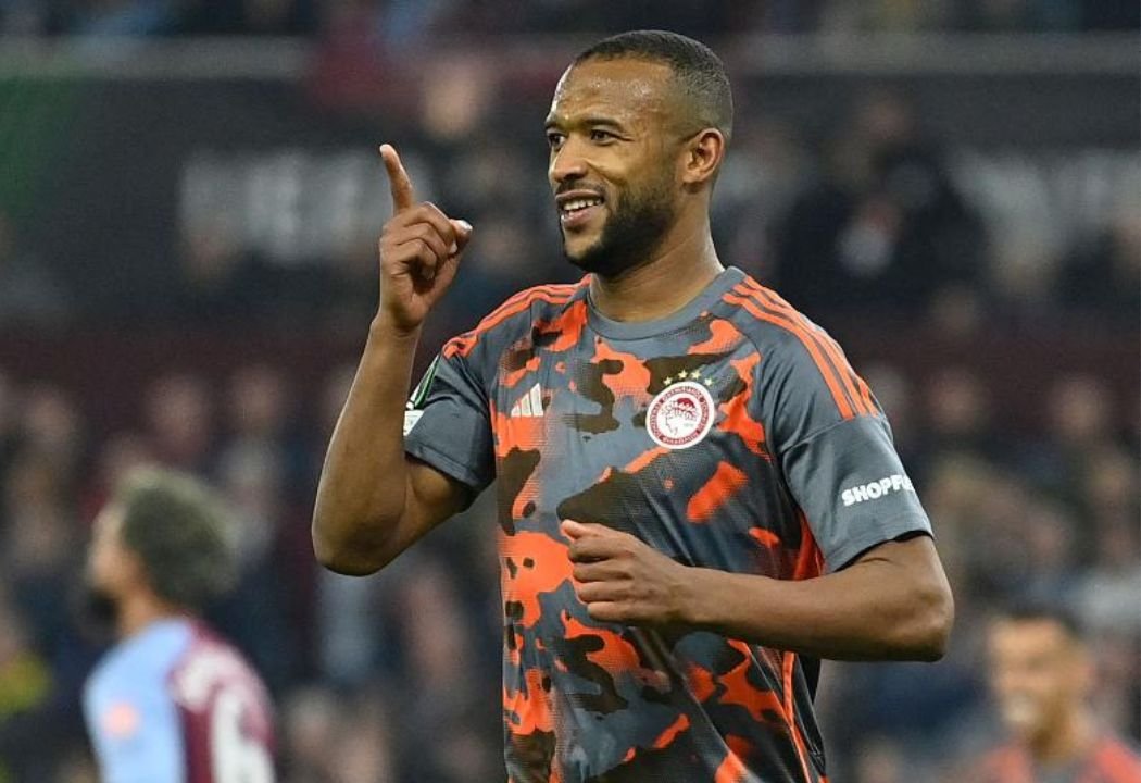 El Kaabi pelo Olympiakos (foto: JUSTIN TALLIS / AFP)