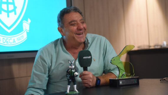 Salum sentando à mesa, com o microfone durante entrevista (foto: Gladyston Rodrigues/EM DA Press)