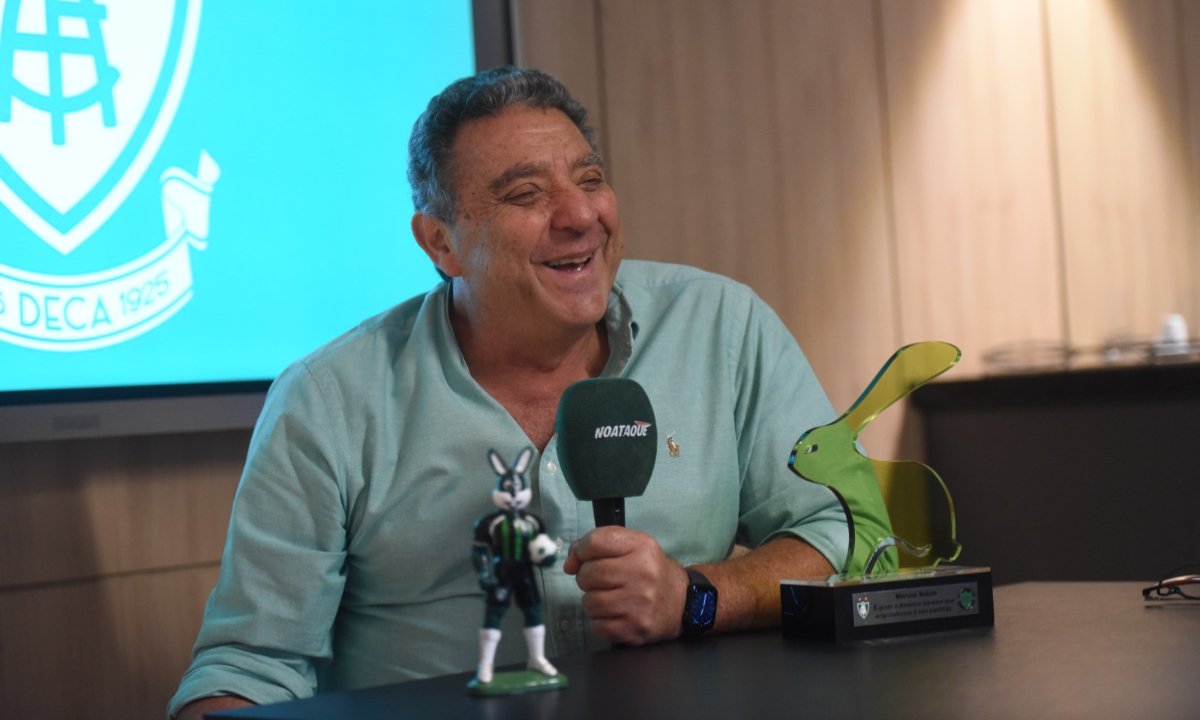 Salum sentando à mesa, com o microfone durante entrevista (foto: Gladyston Rodrigues/EM DA Press)