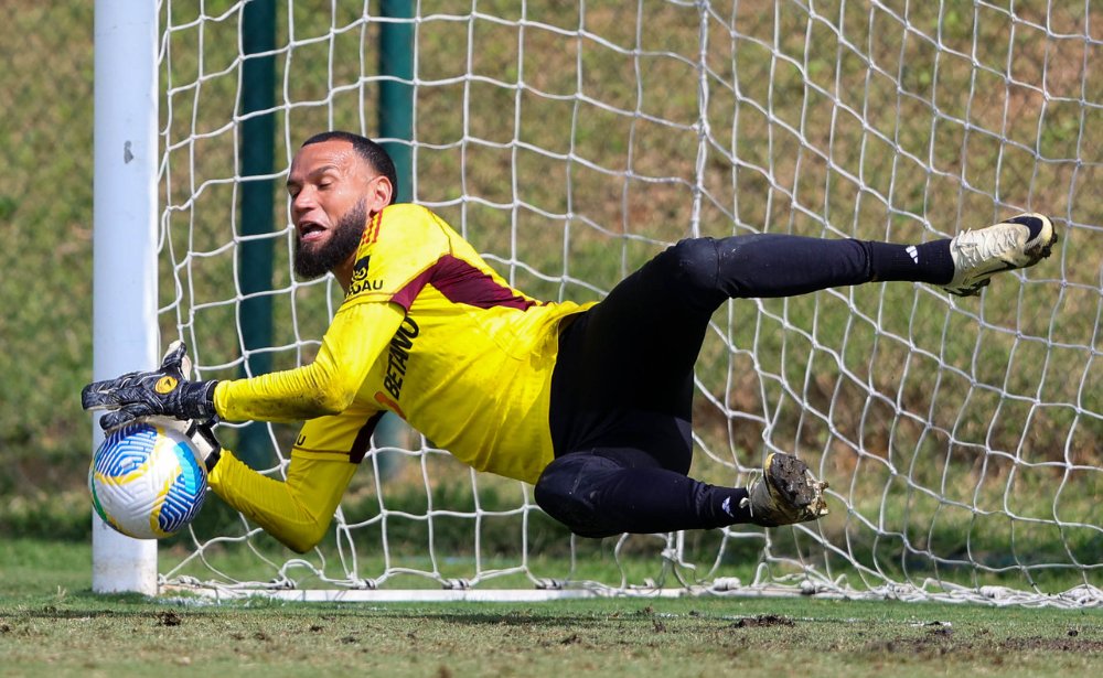 Everson, goleiro do Atlético, em ação durante treino na Cidade do Galo (21/5) (foto: Paulo Henrique França/Atlético)