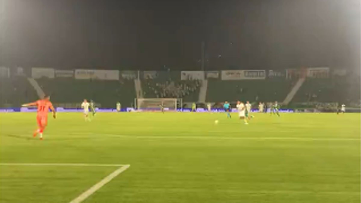 Momento em que Ricardo Silva recua bola para Dalberson (foto: Reprodução/Guarani Futebol Clube)