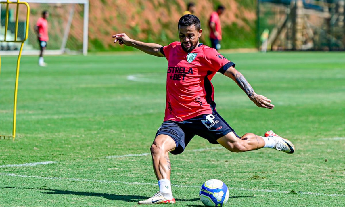 Felipe Azevedo em treino no CT Lanna Drumond (foto: Mourão Panda/América)