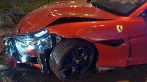 Ferrari Portofino avaliada em mais de R$ 1 milhão ficou destruída após acidente - Crédito: 