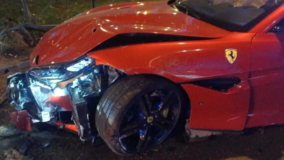 Ferrari Portofino avaliada em mais de R$ 1 milhão ficou destruída após acidente (foto: Reprodução/Redes Sociais)
