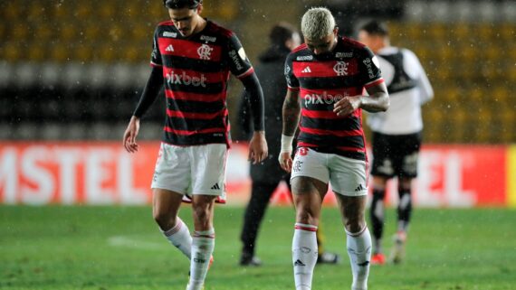 Jogadores do Flamengo cabisbaixos pela derrota para o Palestino (foto: Javier Torres/AFP)