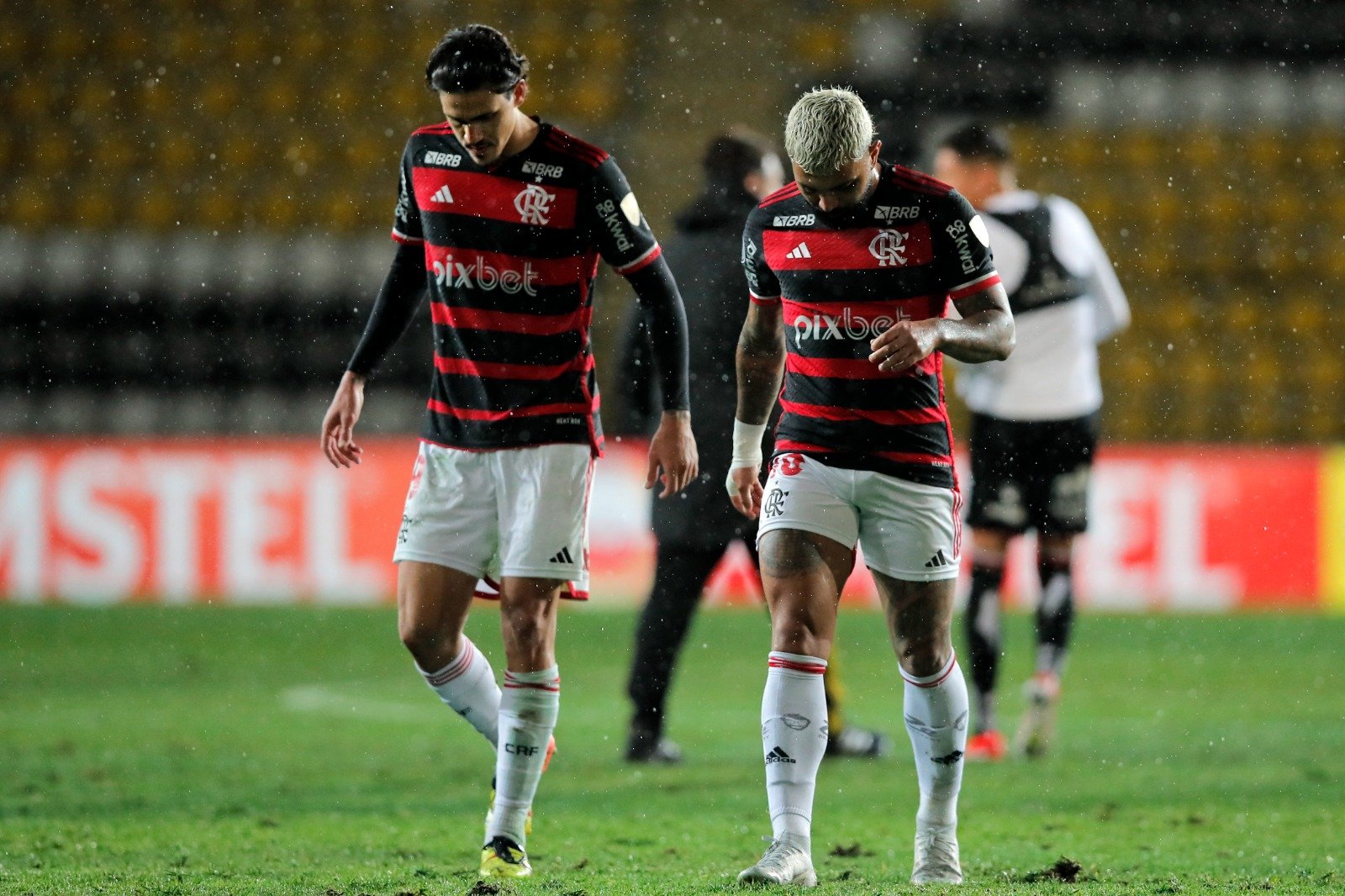 Jogadores do Flamengo cabisbaixos pela derrota para o Palestino (foto: Javier Torres/AFP)