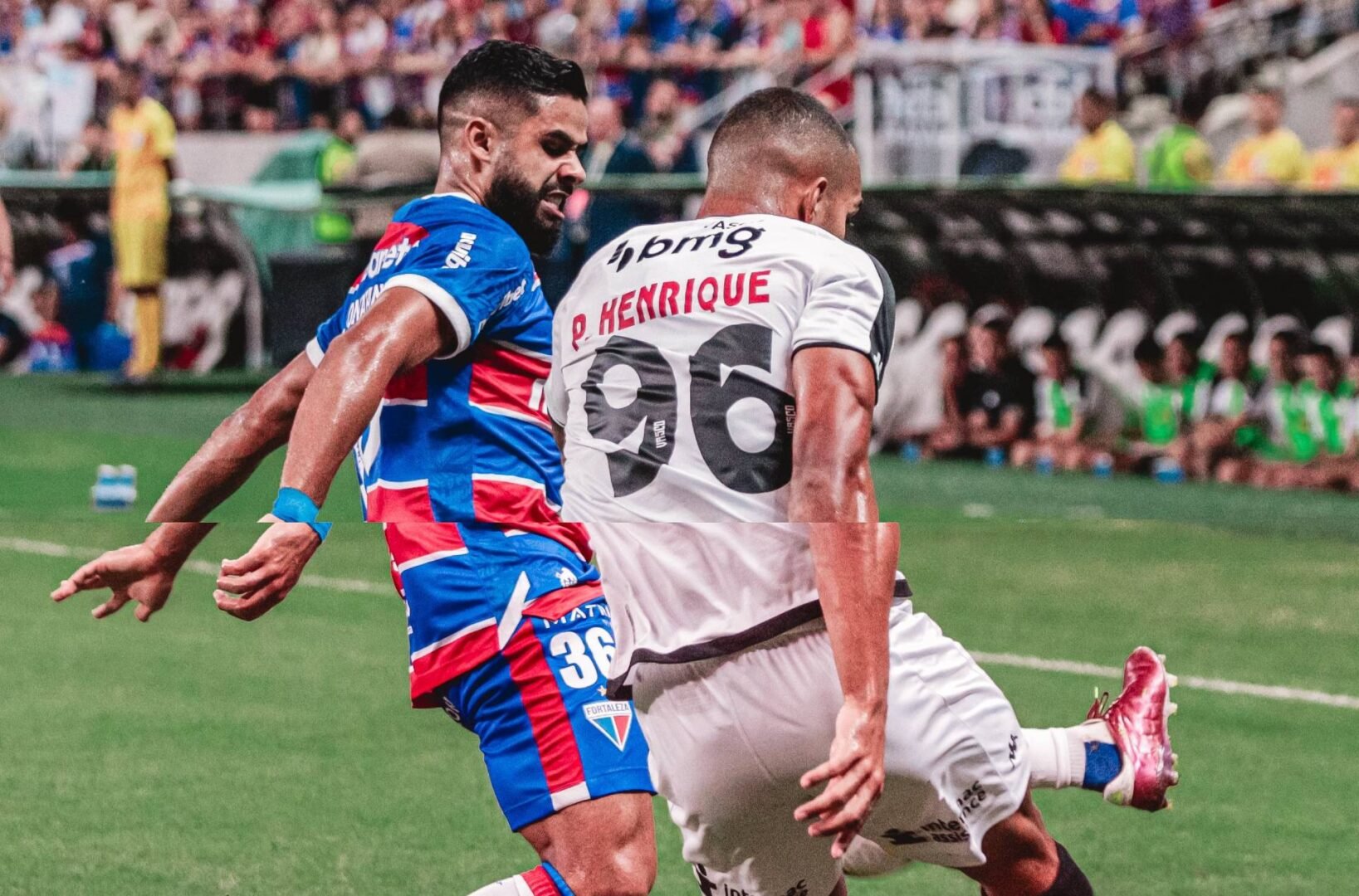 Jogadores de Fortaleza e Vasco em disputa de bola (foto: Mateus Lotif/FEC)
