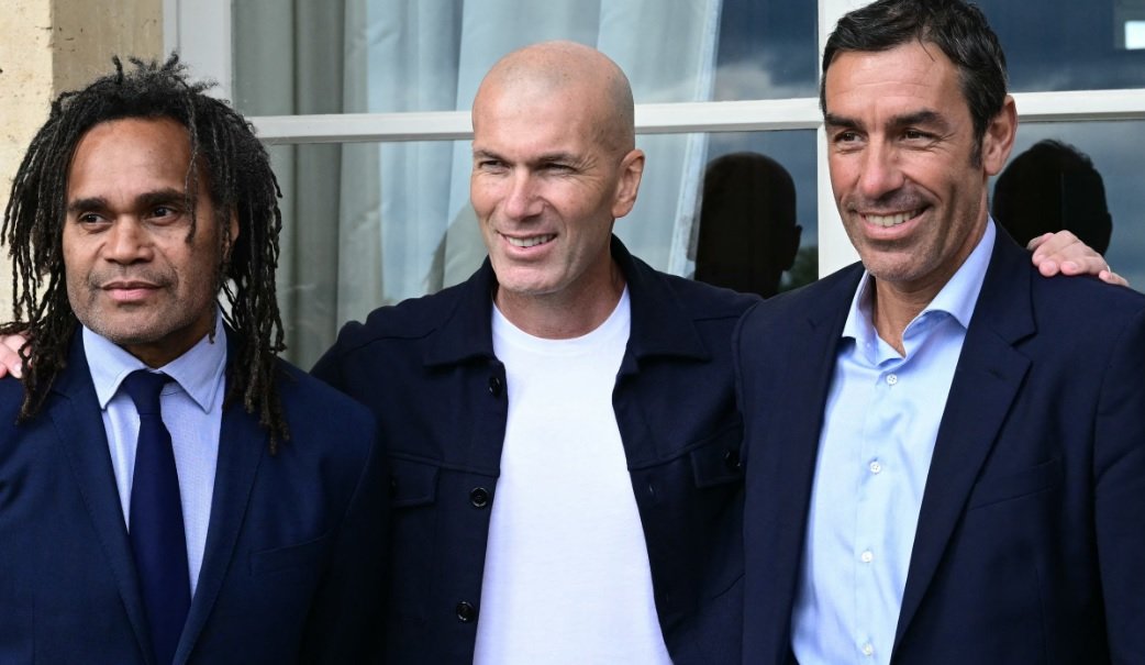 Christian Karembeu, Zinedine Zidane e Robert (foto: MIGUEL MEDINA / AFP)