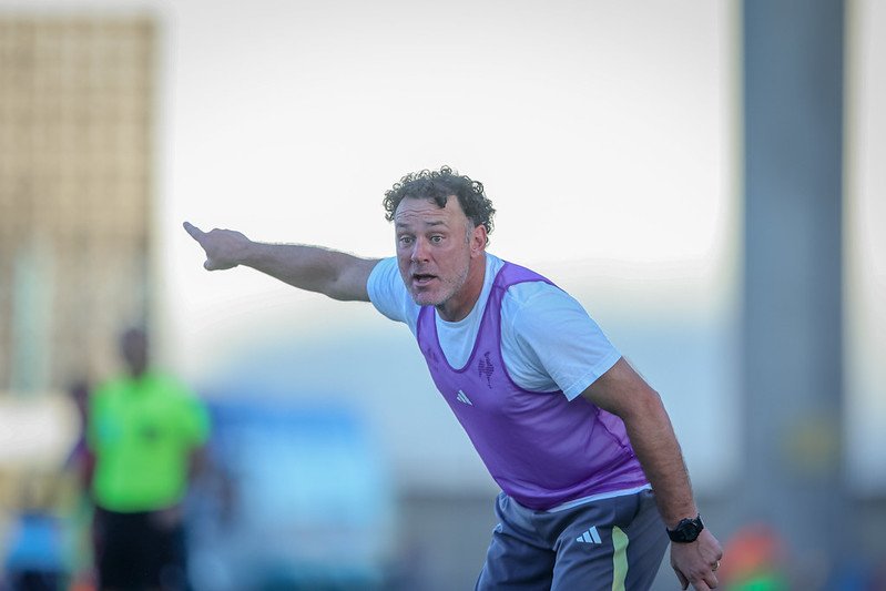 Gabriel Milito sinaliza com o braço direito (foto: Pedro Souza/Atlético)