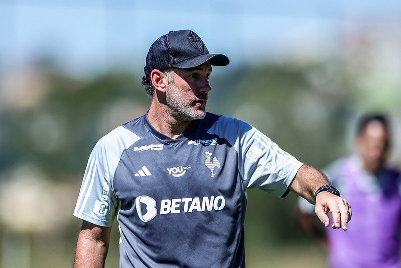 Técnico Gabriel Milito, do Atlético, sinaliza com o braço esquerdo durante treino (foto: Pedro Souza/Atlético)