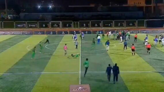 Confusão generalizada ao fim da partida entre Gana e Marrocos, pela final da Copa Africana de futebol para amputados (foto: Reprodução)