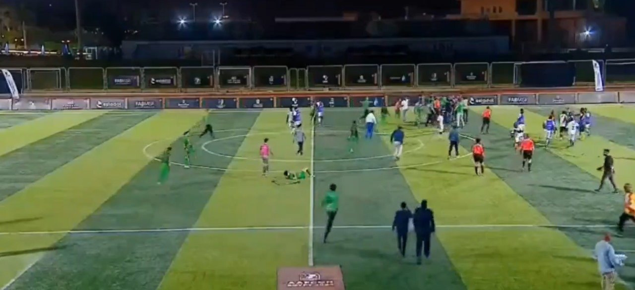 Confusão generalizada ao fim da partida entre Gana e Marrocos, pela final da Copa Africana de futebol para amputados (foto: Reprodução)