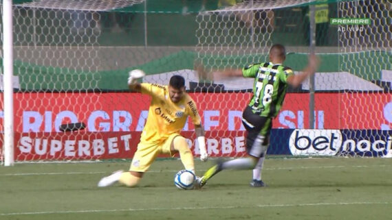 Lance do primeiro gol do América diante do Santos (foto: Reprodução / Premiere)