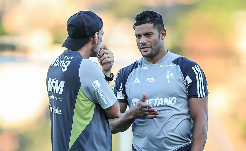 Gabriel Milito e Hulk durante treino do Atlético na Cidade do Galo (foto: Pedro Souza/Atlético)