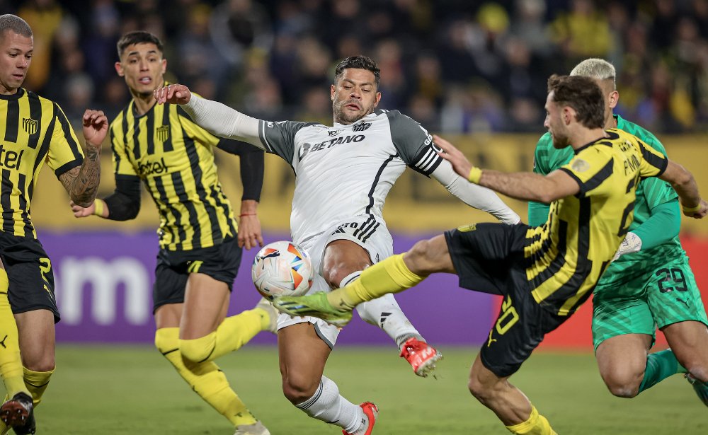 Hulk cercado por defensores do Peñarol em jogo pela Libertadores (foto: Pedro Souza/Atlético)