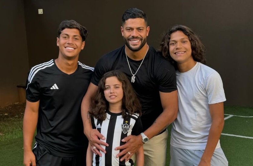 Hulk ao lado dos filhos, Yan, Thiago e Alice (foto: Reprodução)