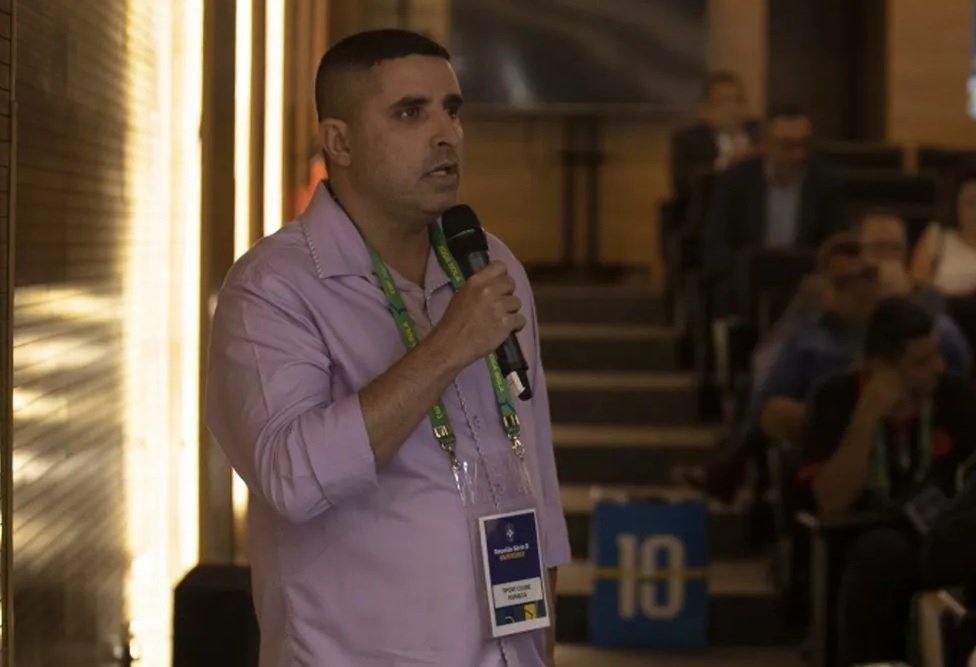 Presidente do Humaitá, Igor Cotta, falando com o microfone (foto: Lucas Figueiredo/CBF)