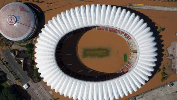 Beira-Rio, estádio do Internacional, sofreu alagamento devido às fortes chuvas no Rio Grande do Sul (foto:  RENAN MATTOS/AFP)