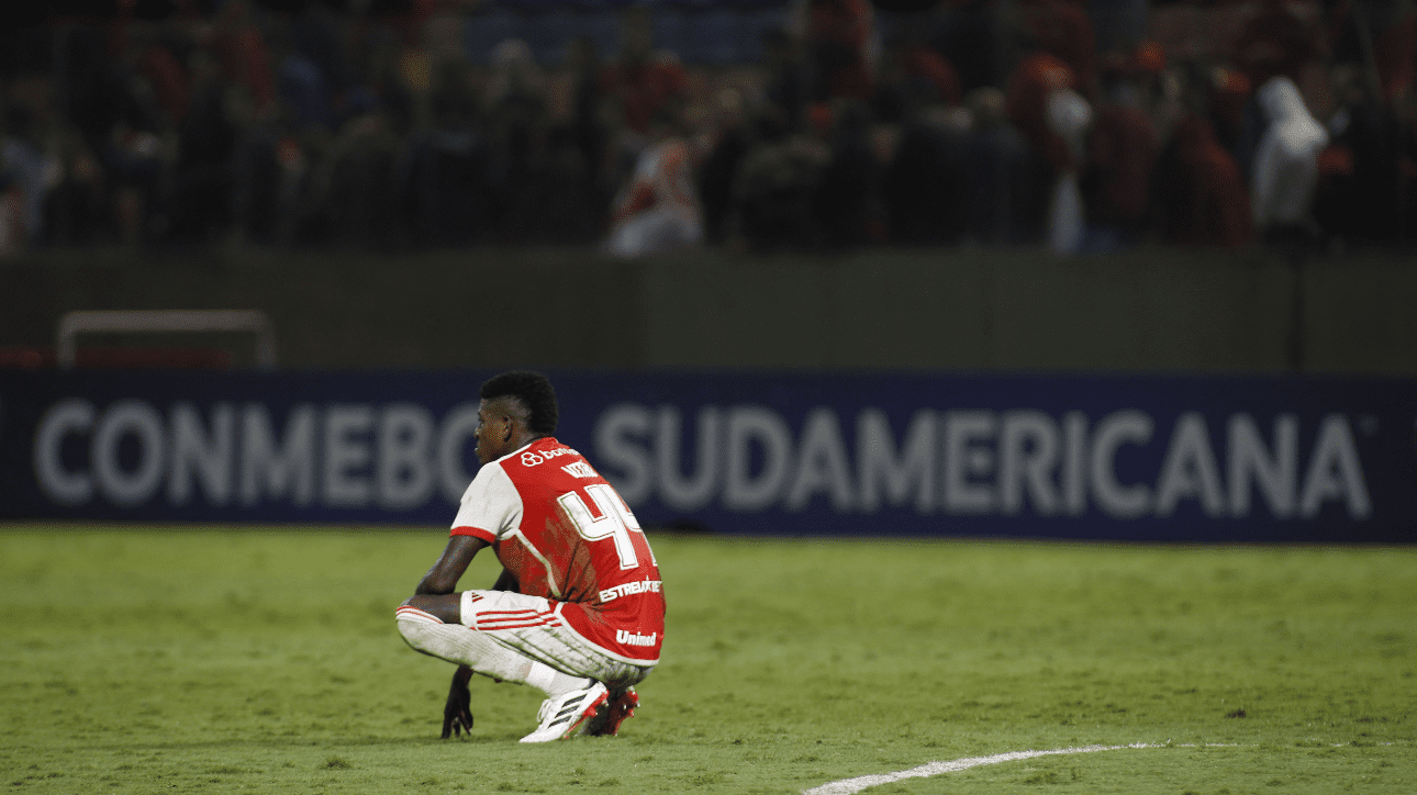 Vitão, zagueiro do Internacional, lamentando derrota na Sul-Americana (foto: Miguel Schincariol/AFP)